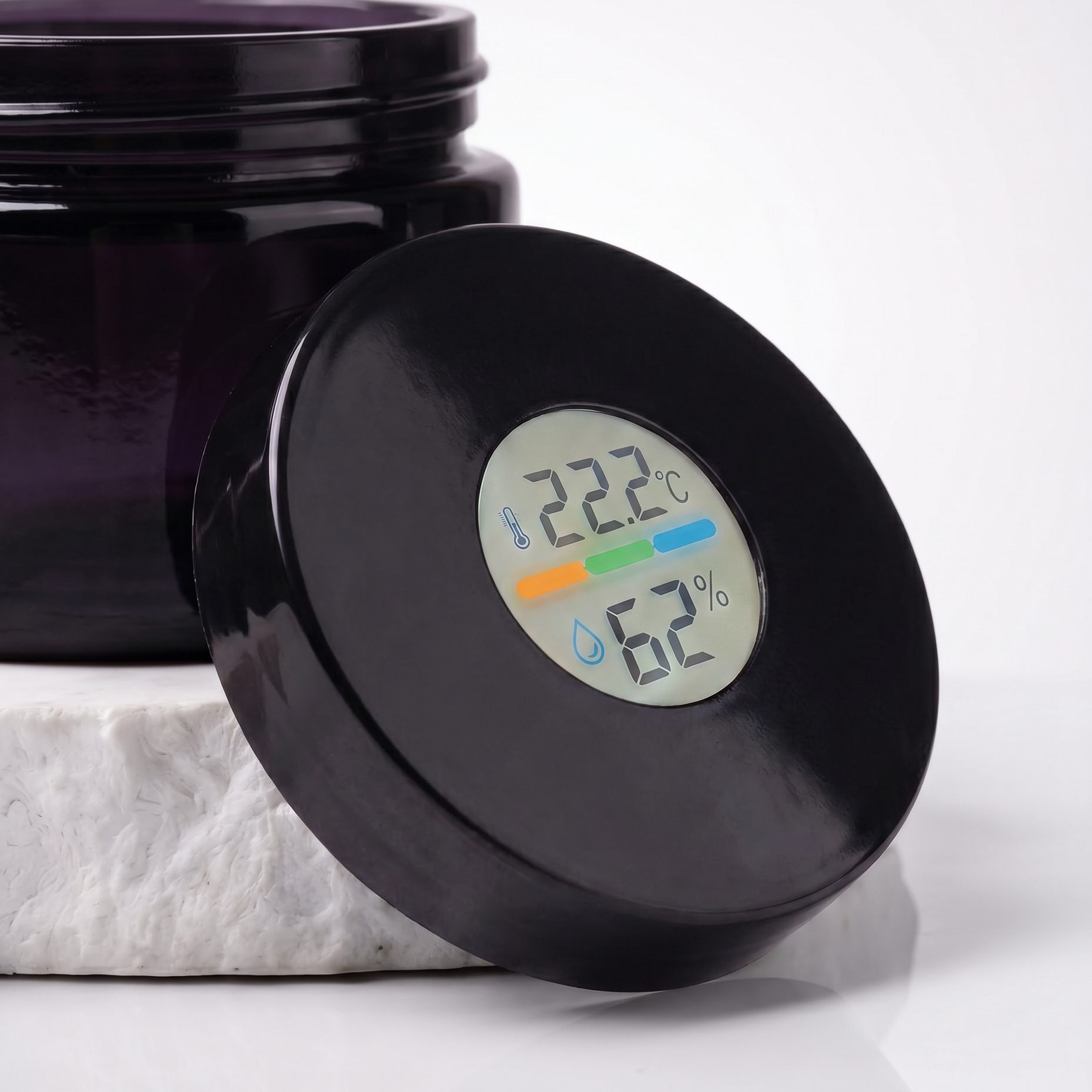 Schwarz-Glas mit Display im Deckel